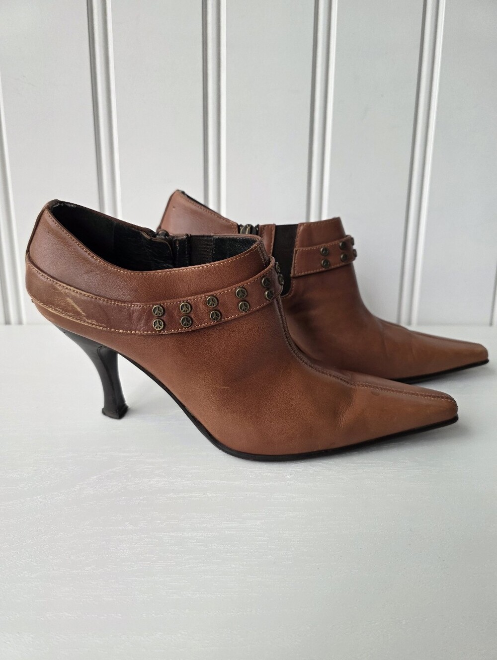 Donald J Pliner Mars Tan Leather Booties Peace Sign Pointed Toe Heels 8.5US